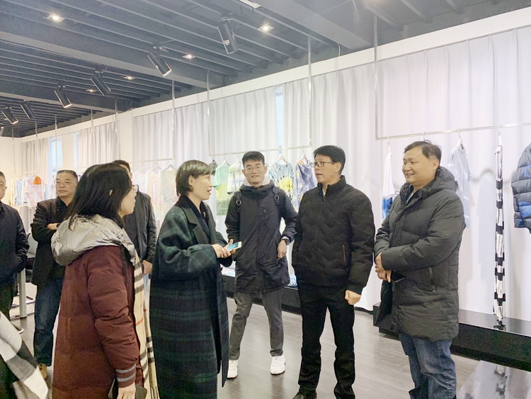 中國紡織品進出口商會、海安市商務(wù)局領(lǐng)導一行來訪華藝調(diào)研.jpg